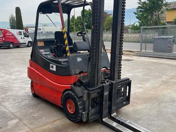 Carrello elevatore Linde E30-02 - Foto 2