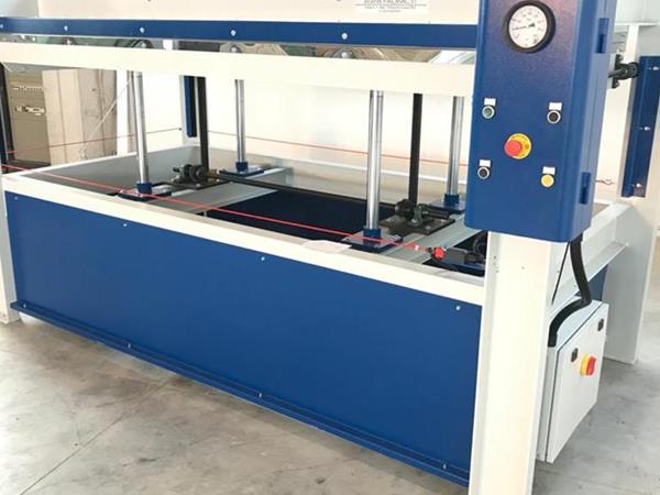 Aerre CP2500 x 1300 преса